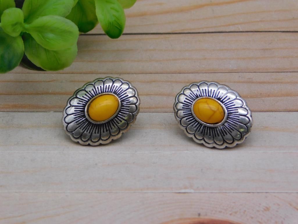 COSTUME JEWELRY EARRINGS: COSTUME JEWELRY EARRINGS - Part of our Discover Midnight Market, Crystals and Gems auction at HATMAN'S Auctions! Please see photos for measurements and condition. YES, we have in-house shipping! We