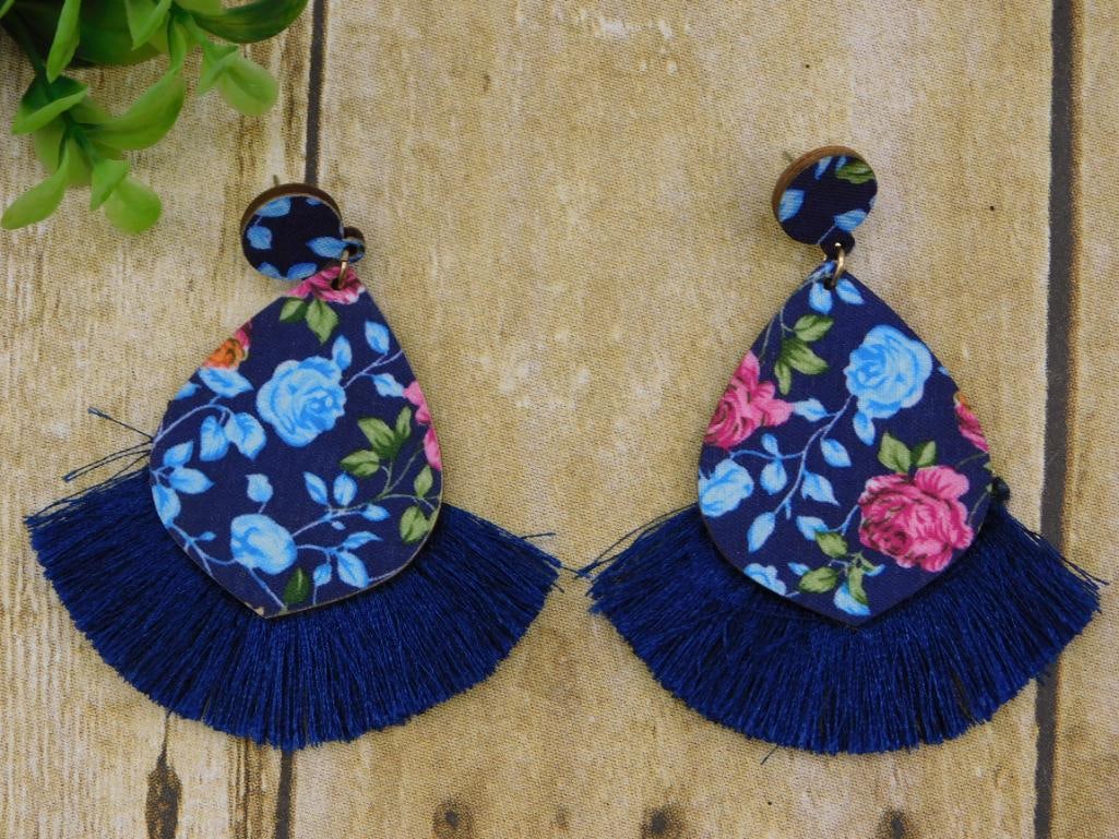 COSTUME JEWELRY EARRINGS: COSTUME JEWELRY EARRINGS - Part of our Discover Midnight Market, Crystals and Gems auction at HATMAN'S Auctions! Please see photos for measurements and condition. YES, we have in-house shipping! We ha