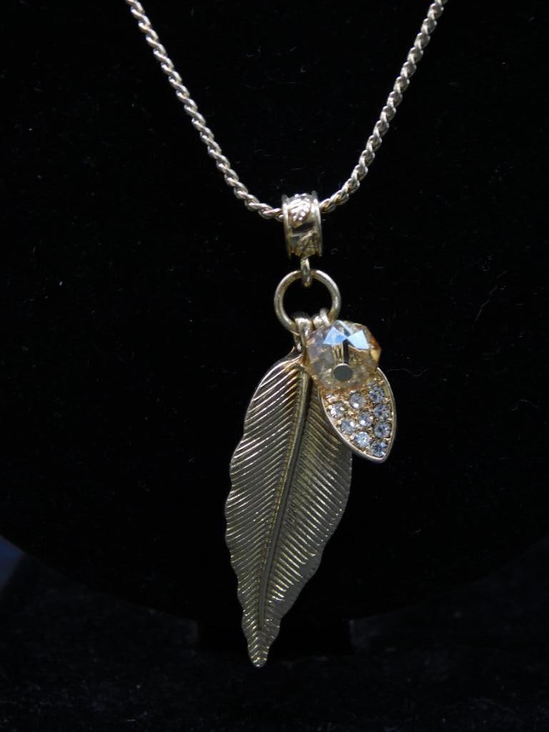FEATHER PENDANT ON CHAIN NECKLACE: FEATHER PENDANT ON CHAIN NECKLACE - Part of our Discover Midnight Market, Crystals and Gems auction at HATMAN'S Auctions! Please see photos for measurements and condition. YES, we have in-house
