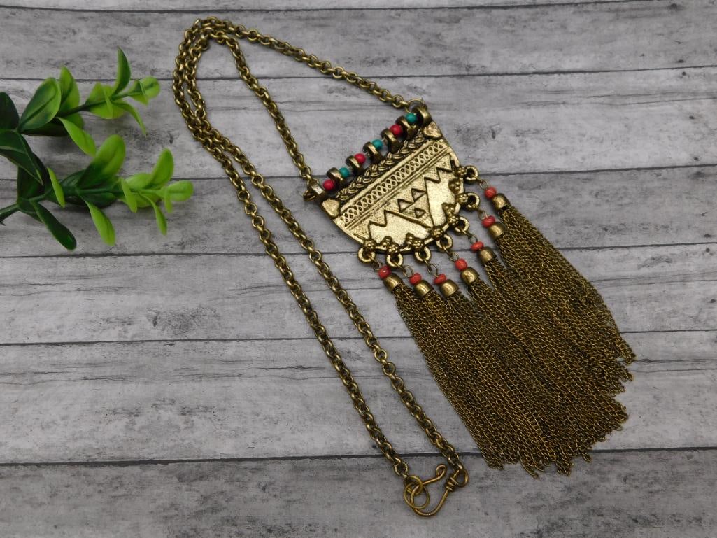 STONE AND FRINGE NECKLACE: STONE AND FRINGE NECKLACE - Part of our Discover Midnight Market, Crystals and Gems auction at HATMAN'S Auctions! Please see photos for measurements and condition. YES, we have in-house shipping! We h