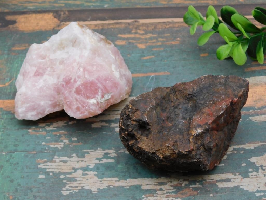MIXED ROUGH LOT ROCK STONE LAPIDARY SPECIMEN: MIXED ROUGH LOT ROCK STONE LAPIDARY SPECIMEN - Part of our Discover Midnight Market, Crystals and Gems auction at HATMAN'S Auctions! Please see photos for measurements and condition. YES, we have