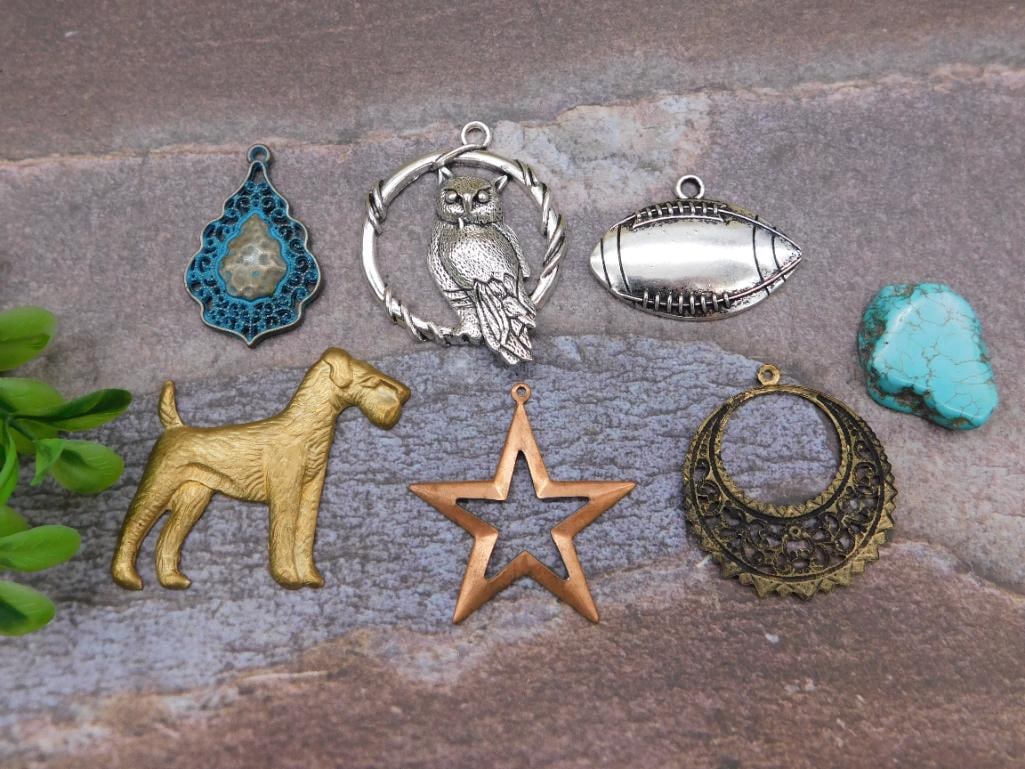 MIXED PENDANT LOT: MIXED PENDANT LOT - Part of our Discover Midnight Market, Crystals and Gems auction at HATMAN'S Auctions! Please see photos for measurements and condition. YES, we have in-house shipping! We have MANY
