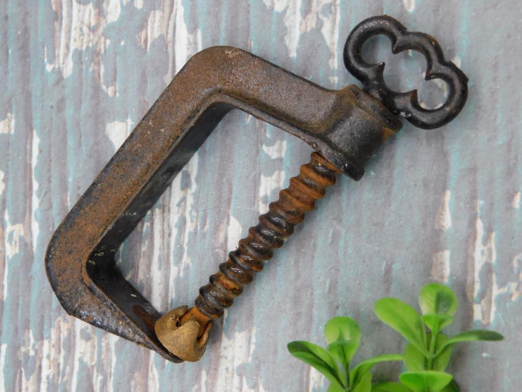 CAST IRON BENCH VICE C CLAMP VINTAGE ANTIQUE: CAST IRON BENCH VICE C CLAMP VINTAGE ANTIQUE - Part of our Discover Midnight Market, Crystals and Gems auction at HATMAN'S Auctions! Please see photos for measurements and condition. YES, we have