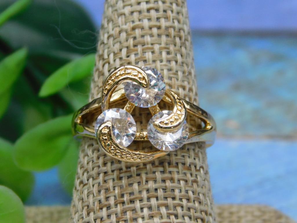 STONE RING ROCK STONE LAPIDARY SPECIMEN: STONE RING ROCK STONE LAPIDARY SPECIMEN - Part of our Discover Midnight Market, Crystals and Gems auction at HATMAN'S Auctions! Please see photos for measurements and condition. YES, we have in-house