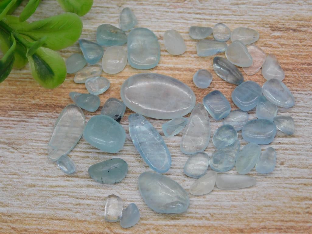 AQUAMARINE ROCK STONE LAPIDARY SPECIMEN: AQUAMARINE ROCK STONE LAPIDARY SPECIMEN - Part of our Discover Midnight Market, Crystals and Gems auction at HATMAN'S Auctions! Please see photos for measurements and condition. YES, we have in-house