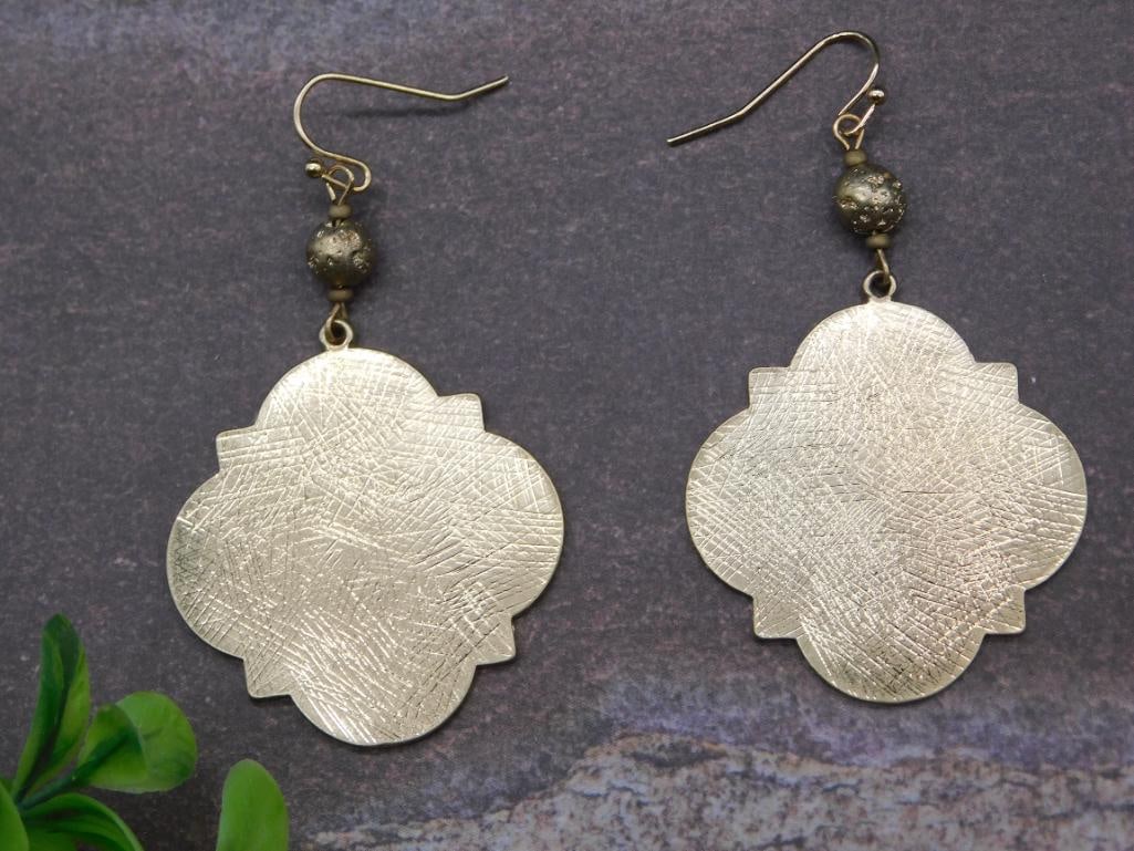 COSTUME JEWELRY EARRINGS: COSTUME JEWELRY EARRINGS - Part of our Discover Midnight Market, Crystals and Gems auction at HATMAN'S Auctions! Please see photos for measurements and condition. YES, we have in-house shipping! We ha