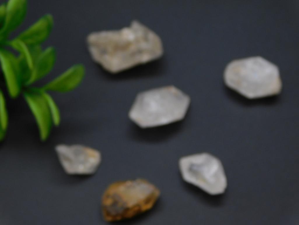 HERKIMER DIAMONDS ROCK STONE LAPIDARY SPECIMEN: HERKIMER DIAMONDS ROCK STONE LAPIDARY SPECIMEN - Part of our Discover Midnight Market, Crystals and Gems auction at HATMAN'S Auctions! Please see photos for measurements and condition. YES, we have