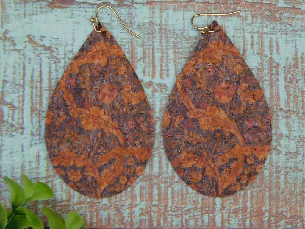 RUSTIC TEAR DROP EARRINGS: RUSTIC TEAR DROP EARRINGS - Part of our Discover Midnight Market, Crystals and Gems auction at HATMAN'S Auctions! Please see photos for measurements and condition. YES, we have in-house shipping! We