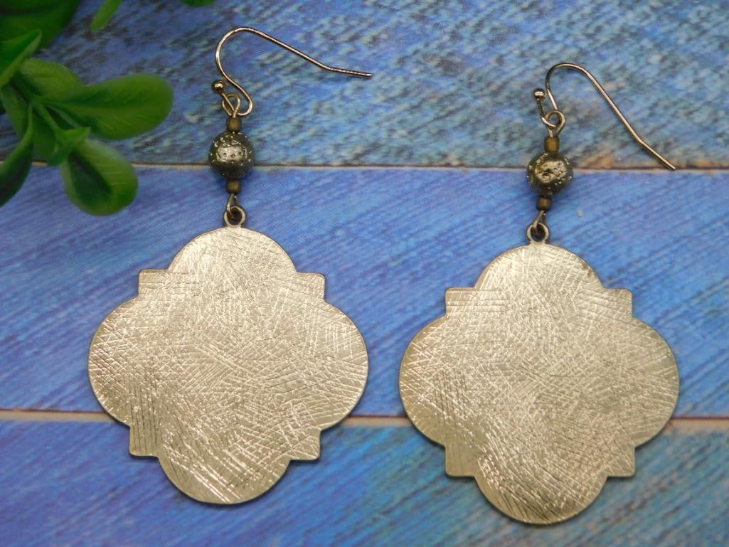 COSTUME JEWELRY EARRINGS: COSTUME JEWELRY EARRINGS - Part of our Discover Midnight Market, Crystals and Gems auction at HATMAN'S Auctions! Please see photos for measurements and condition. YES, we have in-house shipping! We