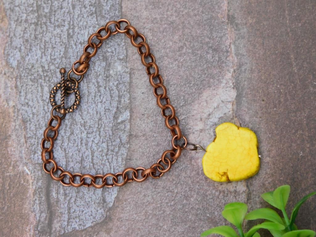 GENUINE STONE BRACELET: GENUINE STONE BRACELET - Part of our Discover Midnight Market, Crystals and Gems auction at HATMAN'S Auctions! Please see photos for measurements and condition. YES, we have in-house shipping! We