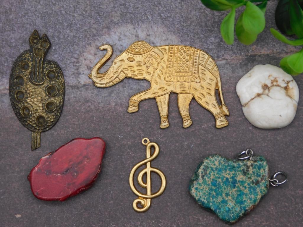 MIXED PENDANTS ROCK STONE LAPIDARY SPECIMEN: MIXED PENDANTS ROCK STONE LAPIDARY SPECIMEN - Part of our Discover Midnight Market, Crystals and Gems auction at HATMAN'S Auctions! Please see photos for measurements and condition. YES, we have