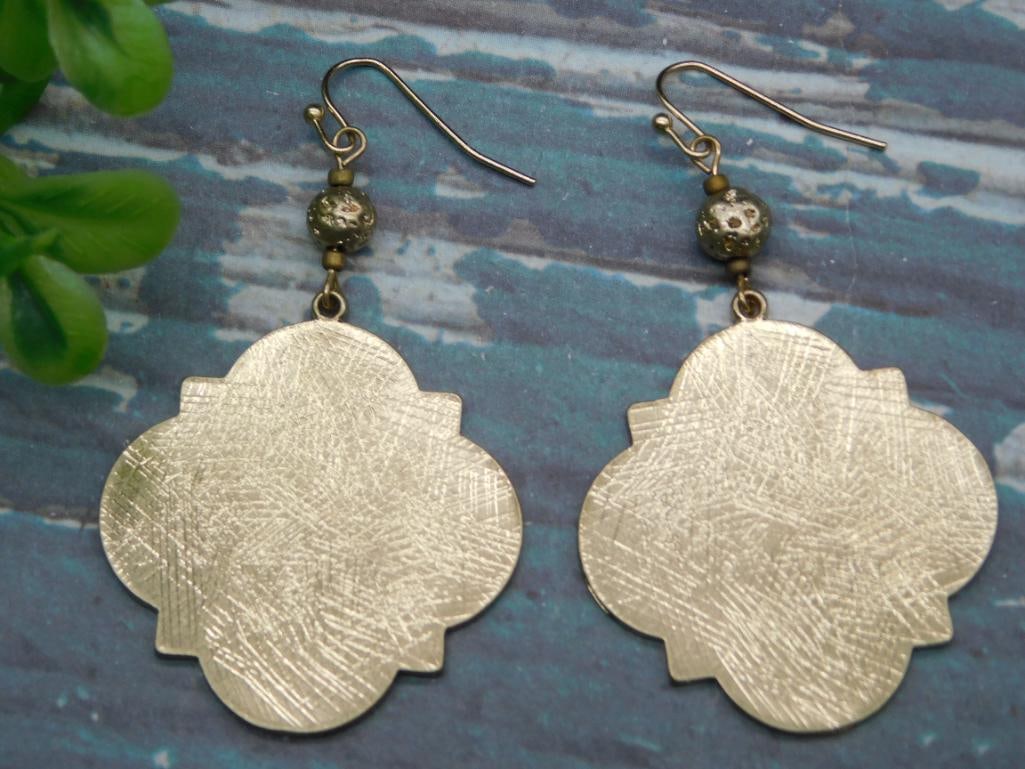 COSTUME JEWELRY EARRINGS: COSTUME JEWELRY EARRINGS - Part of our Discover Midnight Market, Crystals and Gems auction at HATMAN'S Auctions! Please see photos for measurements and condition. YES, we have in-house shipping! We ha