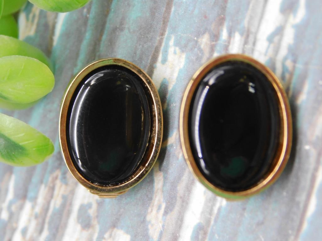 STONE CLIP ON EARRINGS: STONE CLIP ON EARRINGS - Part of our Discover Midnight Market, Crystals and Gems auction at HATMAN'S Auctions! Please see photos for measurements and condition. YES, we have in-house shipping! We