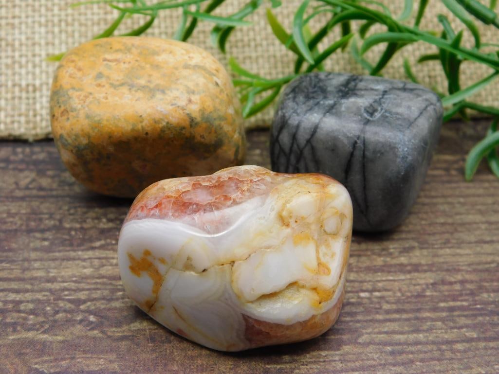 MIXED AGATE LOT ROCK STONE LAPIDARY SPECIMEN: MIXED AGATE LOT ROCK STONE LAPIDARY SPECIMEN - Part of our Discover Midnight Market, Crystals and Gems auction at HATMAN'S Auctions! Please see photos for measurements and condition. YES, we have