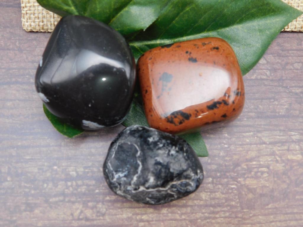 MIXED AGATE LOT ROCK STONE LAPIDARY SPECIMEN: MIXED AGATE LOT ROCK STONE LAPIDARY SPECIMEN - Part of our Discover Midnight Market, Crystals and Gems auction at HATMAN'S Auctions! Please see photos for measurements and condition. YES, we have