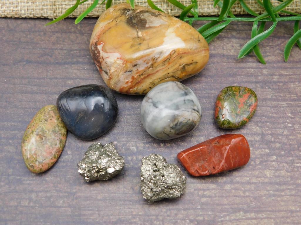 MIXED AGATE LOT ROCK STONE LAPIDARY SPECIMEN: MIXED AGATE LOT ROCK STONE LAPIDARY SPECIMEN - Part of our Discover Midnight Market, Crystals and Gems auction at HATMAN'S Auctions! Please see photos for measurements and condition. YES, we have in-h