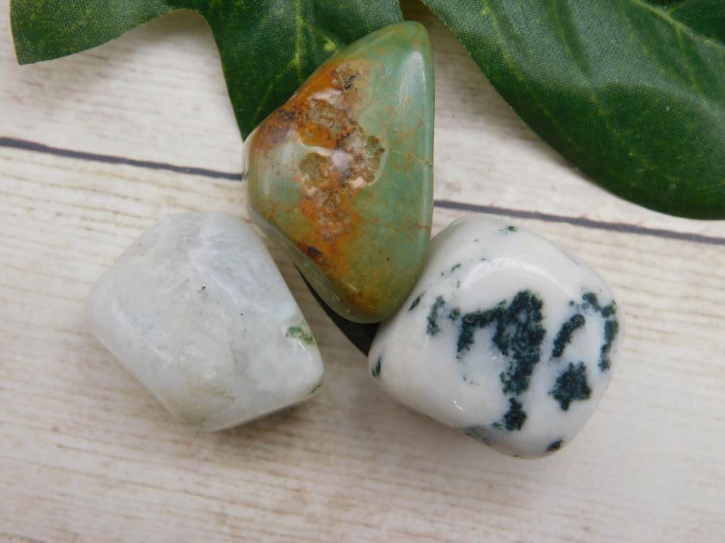 MIXED AGATE LOT ROCK STONE LAPIDARY SPECIMEN: MIXED AGATE LOT ROCK STONE LAPIDARY SPECIMEN - Part of our Discover Midnight Market, Crystals and Gems auction at HATMAN'S Auctions! Please see photos for measurements and condition. YES, we have in-h