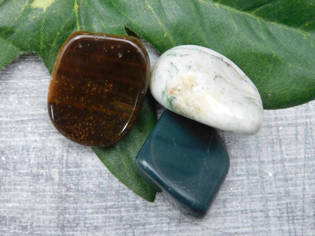 MIXED AGATE LOT ROCK STONE LAPIDARY SPECIMEN: MIXED AGATE LOT ROCK STONE LAPIDARY SPECIMEN - Part of our Discover Midnight Market, Crystals and Gems auction at HATMAN'S Auctions! Please see photos for measurements and condition. YES, we have in-h