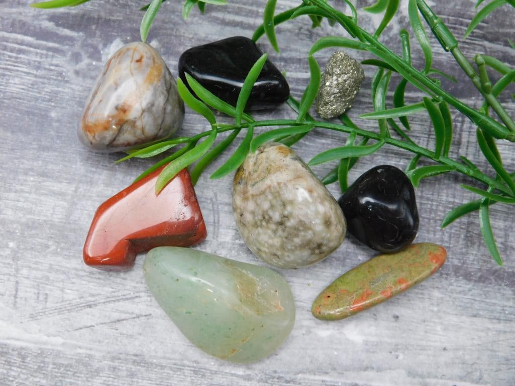 MIXED AGATE LOT ROCK STONE LAPIDARY SPECIMEN: MIXED AGATE LOT ROCK STONE LAPIDARY SPECIMEN - Part of our Discover Midnight Market, Crystals and Gems auction at HATMAN'S Auctions! Please see photos for measurements and condition. YES, we have in-h