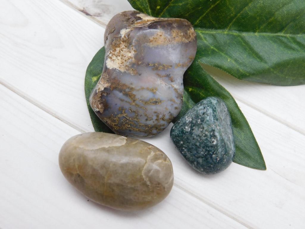 MIXED AGATE LOT ROCK STONE LAPIDARY SPECIMEN: MIXED AGATE LOT ROCK STONE LAPIDARY SPECIMEN - Part of our Discover Midnight Market, Crystals and Gems auction at HATMAN'S Auctions! Please see photos for measurements and condition. YES, we have in-h