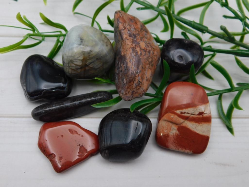 MIXED AGATE LOT ROCK STONE LAPIDARY SPECIMEN: MIXED AGATE LOT ROCK STONE LAPIDARY SPECIMEN - Part of our Discover Midnight Market, Crystals and Gems auction at HATMAN'S Auctions! Please see photos for measurements and condition. YES, we have in-h