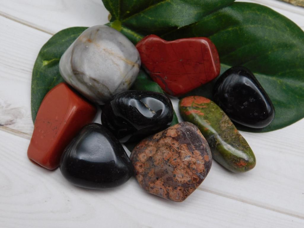 MIXED AGATE LOT ROCK STONE LAPIDARY SPECIMEN: MIXED AGATE LOT ROCK STONE LAPIDARY SPECIMEN - Part of our Discover Midnight Market, Crystals and Gems auction at HATMAN'S Auctions! Please see photos for measurements and condition. YES, we have in-h