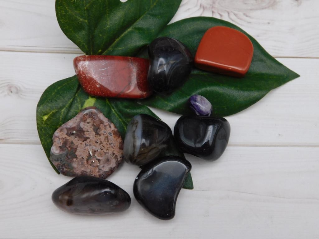 MIXED AGATE LOT ROCK STONE LAPIDARY SPECIMEN: MIXED AGATE LOT ROCK STONE LAPIDARY SPECIMEN - Part of our Discover Midnight Market, Crystals and Gems auction at HATMAN'S Auctions! Please see photos for measurements and condition. YES, we have in-h