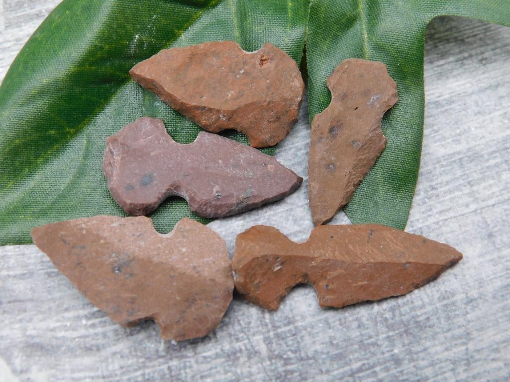 HAND KNAPPED ARTIFACT TOOLS ROCK STONE LAPIDARY SPECIMEN: HAND KNAPPED ARTIFACT TOOLS ROCK STONE LAPIDARY SPECIMEN - Part of our Discover Midnight Market, Crystals and Gems auction at HATMAN'S Auctions! Please see photos for measurements and condition. YES, 