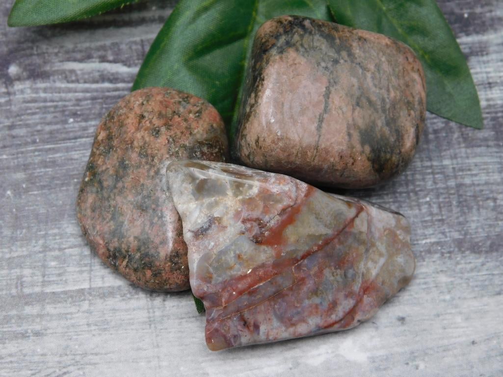 MIXED AGATE LOT ROCK STONE LAPIDARY SPECIMEN: MIXED AGATE LOT ROCK STONE LAPIDARY SPECIMEN - Part of our Discover Midnight Market, Crystals and Gems auction at HATMAN'S Auctions! Please see photos for measurements and condition. YES, we have in-h