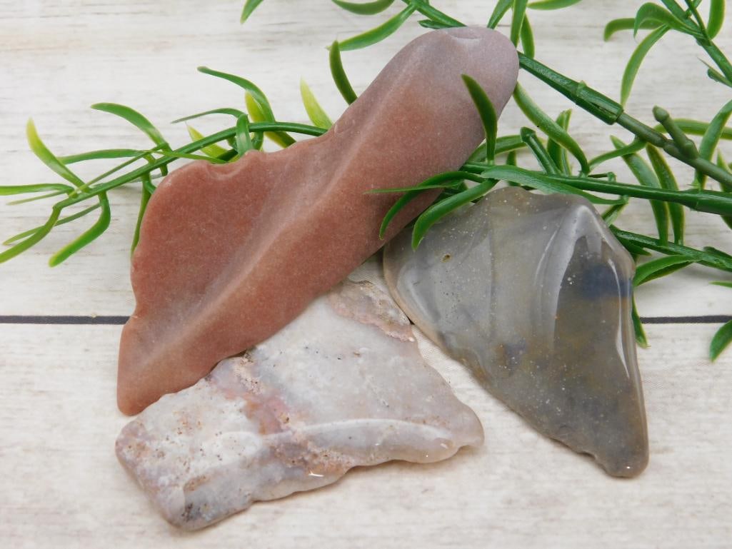 MIXED AGATE LOT ROCK STONE LAPIDARY SPECIMEN: MIXED AGATE LOT ROCK STONE LAPIDARY SPECIMEN - Part of our Discover Midnight Market, Crystals and Gems auction at HATMAN'S Auctions! Please see photos for measurements and condition. YES, we have in-h
