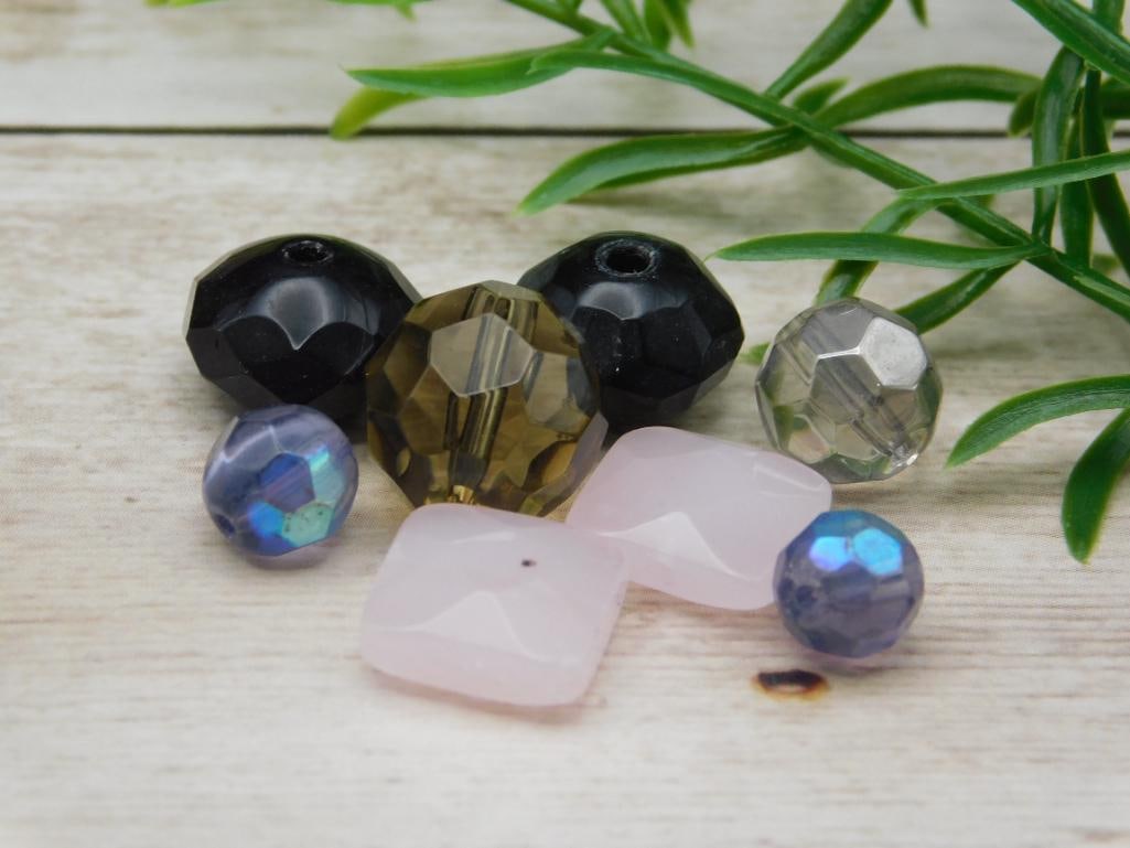 MIXED BEADS: MIXED BEADS - Part of our Discover Midnight Market, Crystals and Gems auction at HATMAN'S Auctions! Please see photos for measurements and condition. YES, we have in-house shipping! We have MANY