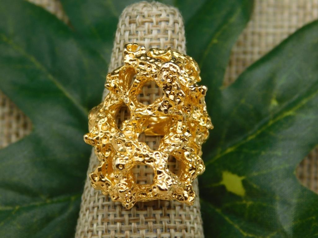 RING: RING - Part of our Discover Midnight Market, Crystals and Gems auction at HATMAN'S Auctions! Please see photos for measurements and condition. YES, we have in-house shipping! We have MANY REPEAT