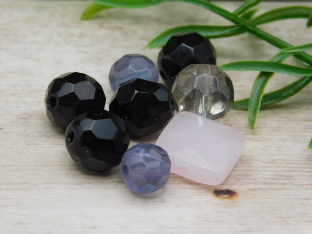 MIXED BEADS: MIXED BEADS - Part of our Discover Midnight Market, Crystals and Gems auction at HATMAN'S Auctions! Please see photos for measurements and condition. YES, we have in-house shipping! We have MANY REPEA