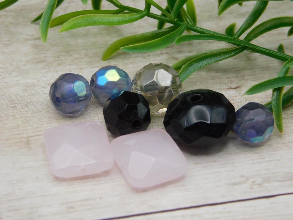 MIXED BEADS: MIXED BEADS - Part of our Discover Midnight Market, Crystals and Gems auction at HATMAN'S Auctions! Please see photos for measurements and condition. YES, we have in-house shipping! We have MANY
