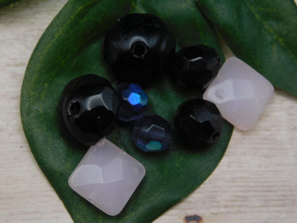MIXED BEADS: MIXED BEADS - Part of our Discover Midnight Market, Crystals and Gems auction at HATMAN'S Auctions! Please see photos for measurements and condition. YES, we have in-house shipping! We have MANY