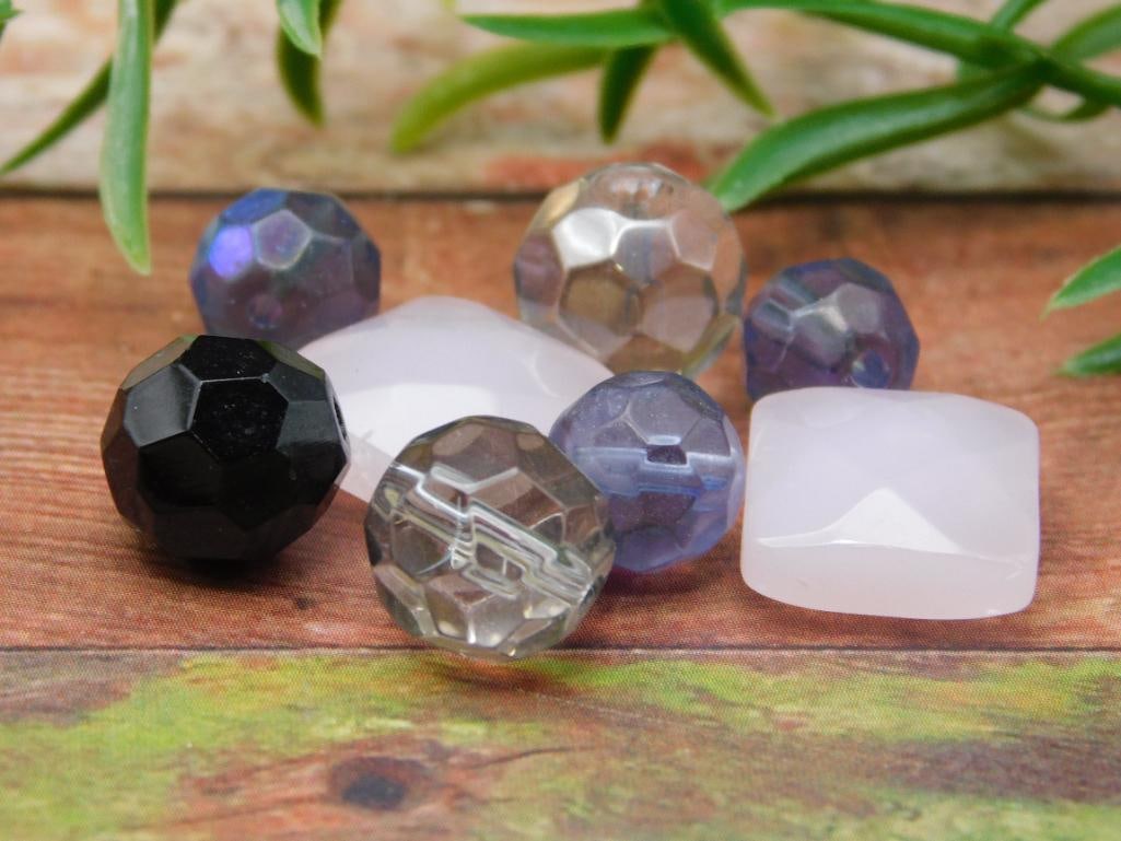 MIXED BEADS: MIXED BEADS - Part of our Discover Midnight Market, Crystals and Gems auction at HATMAN'S Auctions! Please see photos for measurements and condition. YES, we have in-house shipping! We have MANY