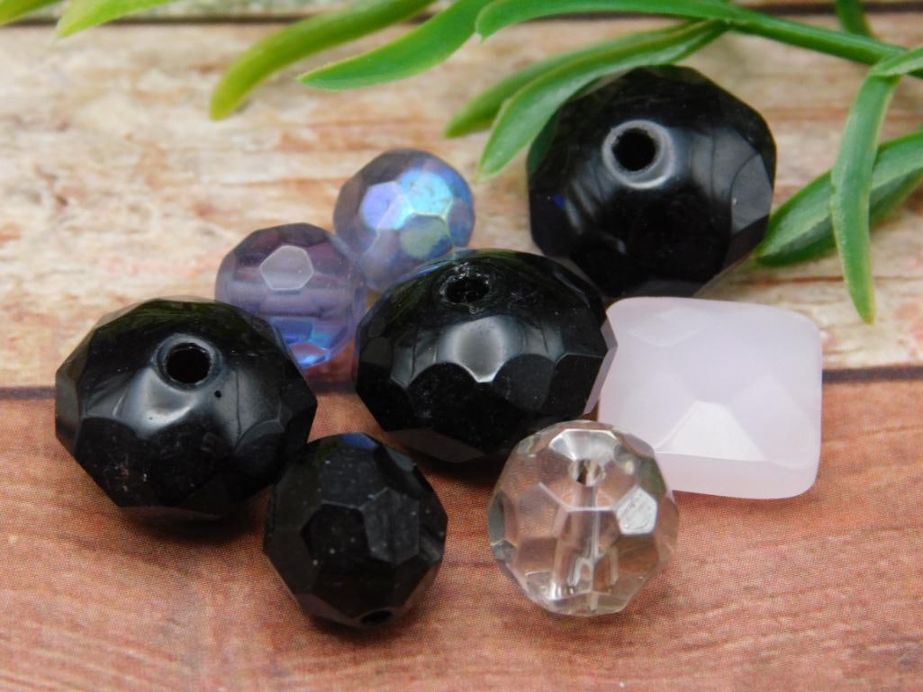 MIXED BEADS: MIXED BEADS - Part of our Discover Midnight Market, Crystals and Gems auction at HATMAN'S Auctions! Please see photos for measurements and condition. YES, we have in-house shipping! We have MANY