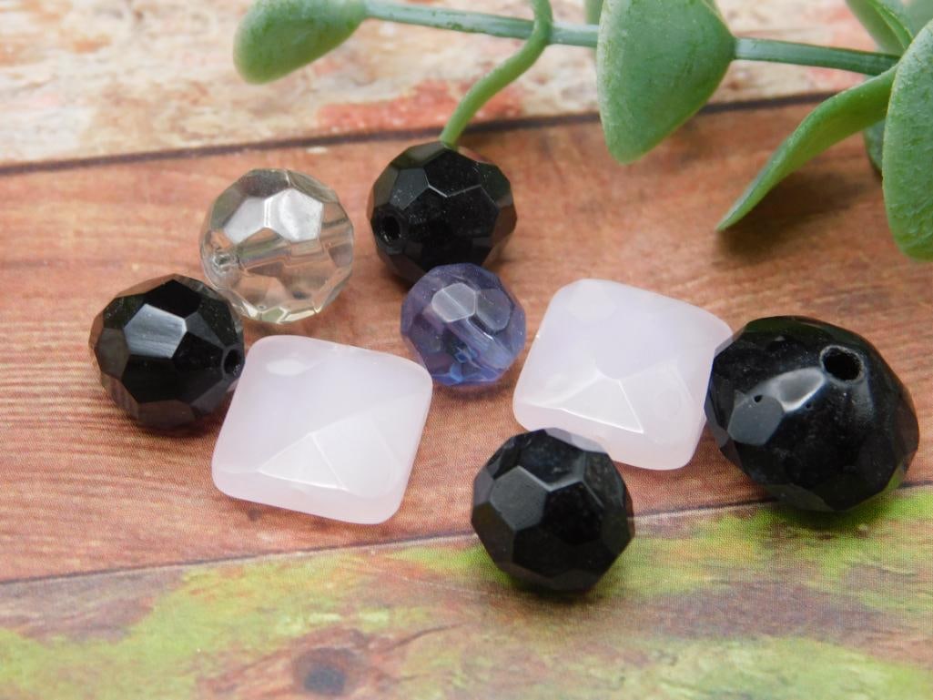 MIXED BEADS: MIXED BEADS - Part of our Discover Midnight Market, Crystals and Gems auction at HATMAN'S Auctions! Please see photos for measurements and condition. YES, we have in-house shipping! We have MANY