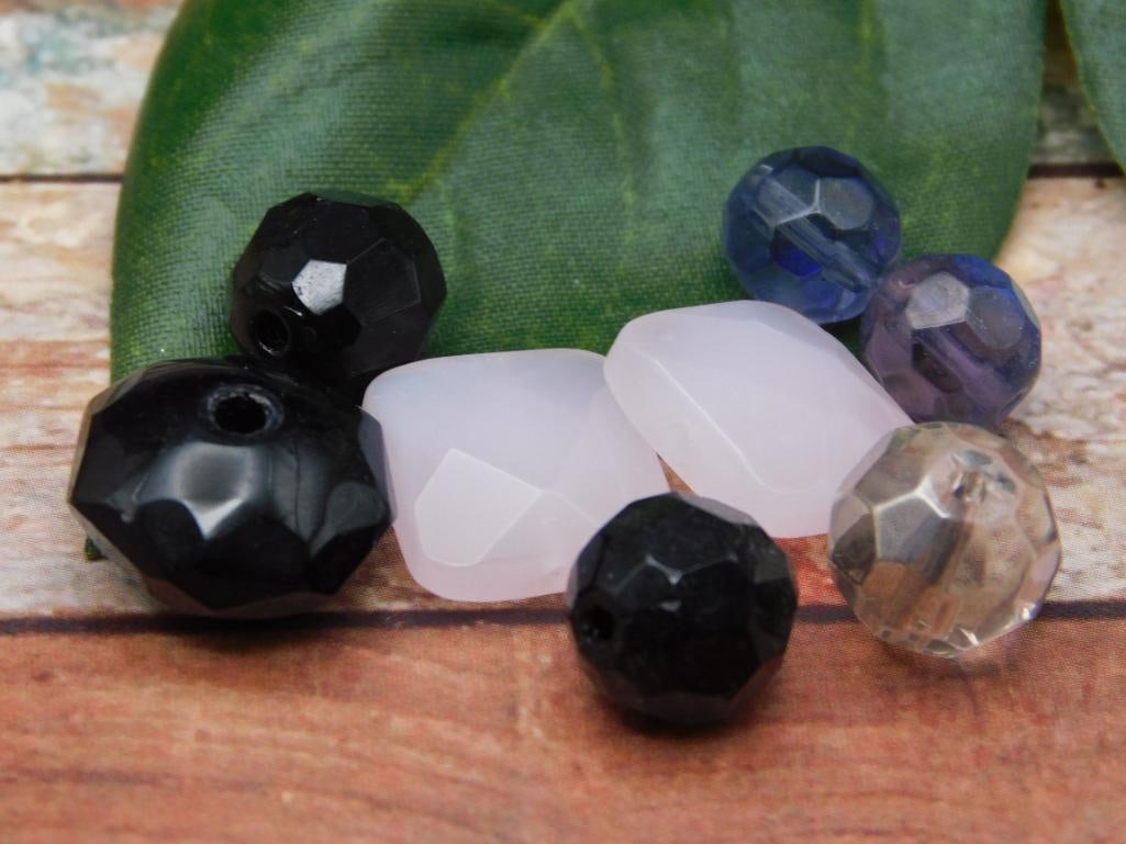 MIXED BEADS: MIXED BEADS - Part of our Discover Midnight Market, Crystals and Gems auction at HATMAN'S Auctions! Please see photos for measurements and condition. YES, we have in-house shipping! We have MANY