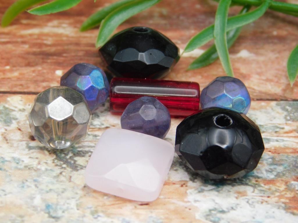 MIXED BEADS: MIXED BEADS - Part of our Discover Midnight Market, Crystals and Gems auction at HATMAN'S Auctions! Please see photos for measurements and condition. YES, we have in-house shipping! We have MANY