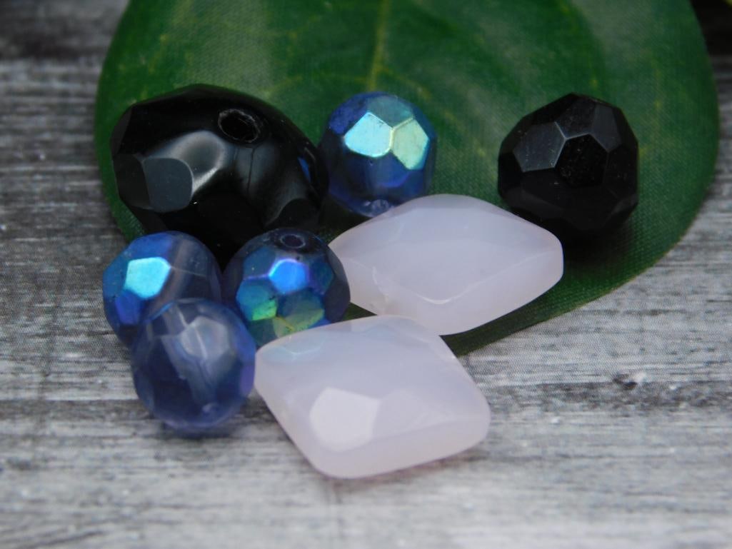 MIXED BEADS: MIXED BEADS - Part of our Discover Midnight Market, Crystals and Gems auction at HATMAN'S Auctions! Please see photos for measurements and condition. YES, we have in-house shipping! We have MANY REPEA