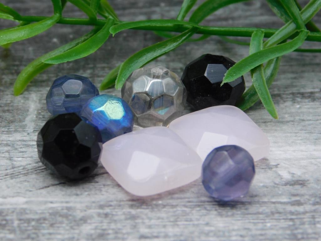 MIXED BEADS: MIXED BEADS - Part of our Discover Midnight Market, Crystals and Gems auction at HATMAN'S Auctions! Please see photos for measurements and condition. YES, we have in-house shipping! We have MANY