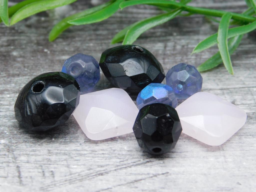 MIXED BEADS: MIXED BEADS - Part of our Discover Midnight Market, Crystals and Gems auction at HATMAN'S Auctions! Please see photos for measurements and condition. YES, we have in-house shipping! We have MANY