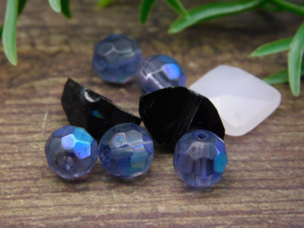 MIXED BEADS: MIXED BEADS - Part of our Discover Midnight Market, Crystals and Gems auction at HATMAN'S Auctions! Please see photos for measurements and condition. YES, we have in-house shipping! We have MANY