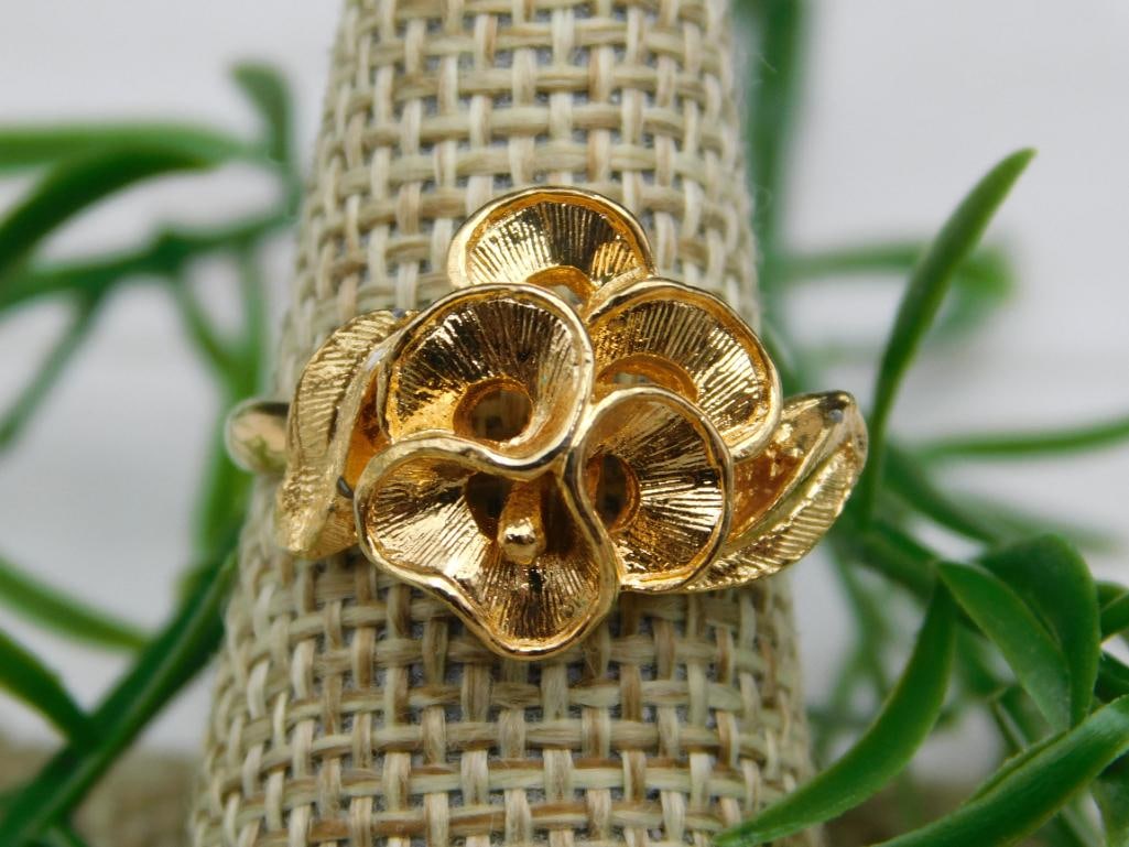 FLOWER RING: FLOWER RING - Part of our Discover Midnight Market, Crystals and Gems auction at HATMAN'S Auctions! Please see photos for measurements and condition. YES, we have in-house shipping! We have MANY