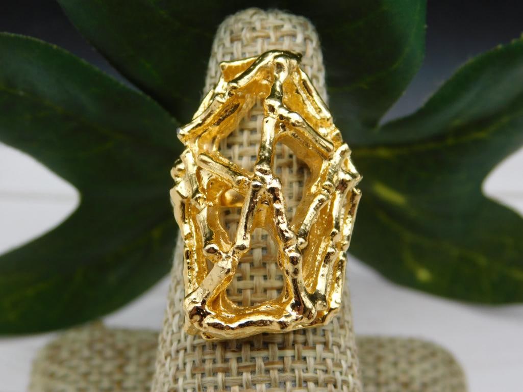 RING: RING - Part of our Discover Midnight Market, Crystals and Gems auction at HATMAN'S Auctions! Please see photos for measurements and condition. YES, we have in-house shipping! We have MANY REPEAT