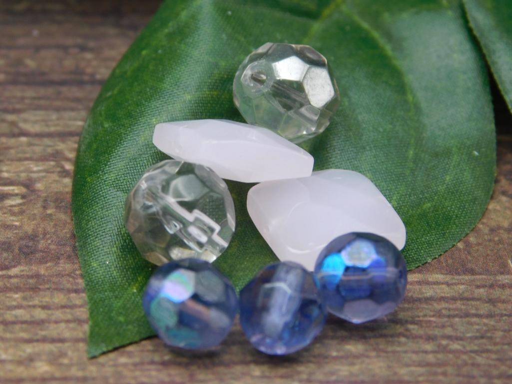 MIXED BEADS: MIXED BEADS - Part of our Discover Midnight Market, Crystals and Gems auction at HATMAN'S Auctions! Please see photos for measurements and condition. YES, we have in-house shipping! We have MANY