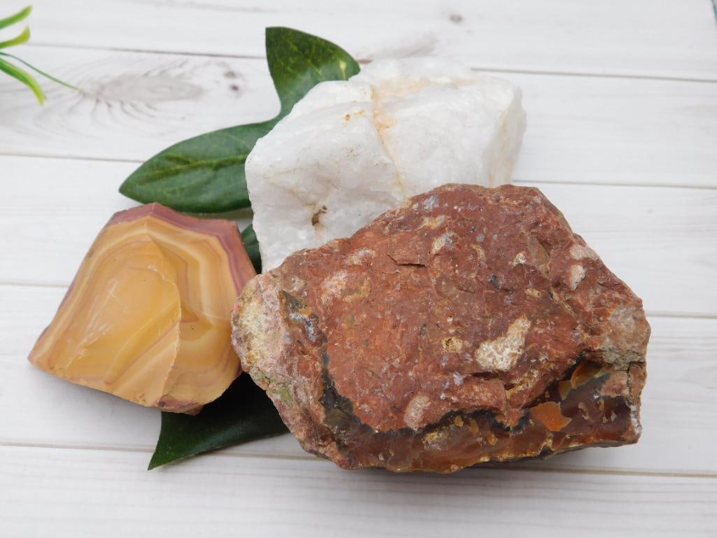 MIXED STONE LOT ROCK STONE LAPIDARY SPECIMEN: MIXED STONE LOT ROCK STONE LAPIDARY SPECIMEN - Part of our Discover Midnight Market, Crystals and Gems auction at HATMAN'S Auctions! Please see photos for measurements and condition. YES, we have