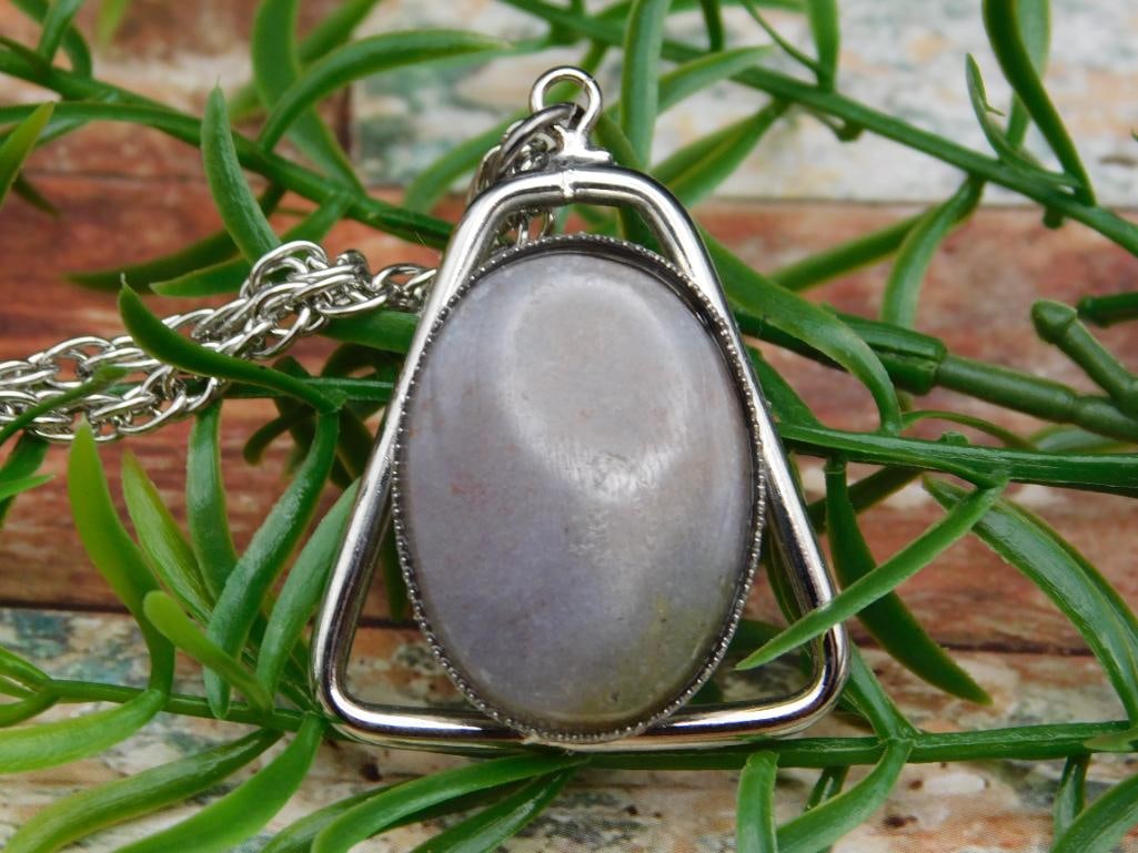 AGATE PENDANT NECKLACE ROCK STONE LAPIDARY SPECIMEN: AGATE PENDANT NECKLACE ROCK STONE LAPIDARY SPECIMEN - Part of our Discover Midnight Market, Crystals and Gems auction at HATMAN'S Auctions! Please see photos for measurements and condition. YES, we