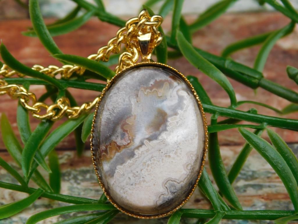 MEXICAN LACE AGATE PENDANT NECKLACE ROCK STONE LAPIDARY SPECIMEN: MEXICAN LACE AGATE PENDANT NECKLACE ROCK STONE LAPIDARY SPECIMEN - Part of our Discover Midnight Market, Crystals and Gems auction at HATMAN'S Auctions! Please see photos for measurements and